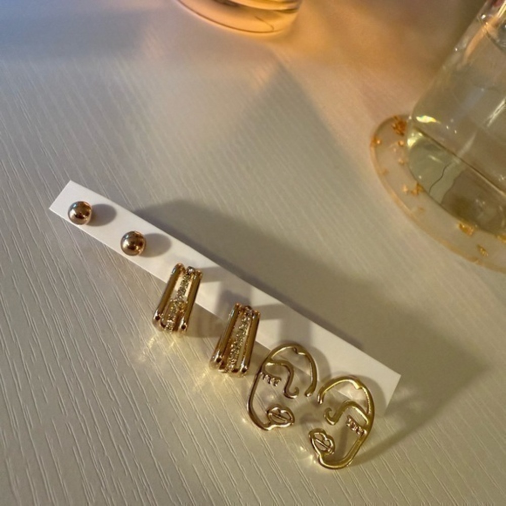 Elegant Gold Earrings Set